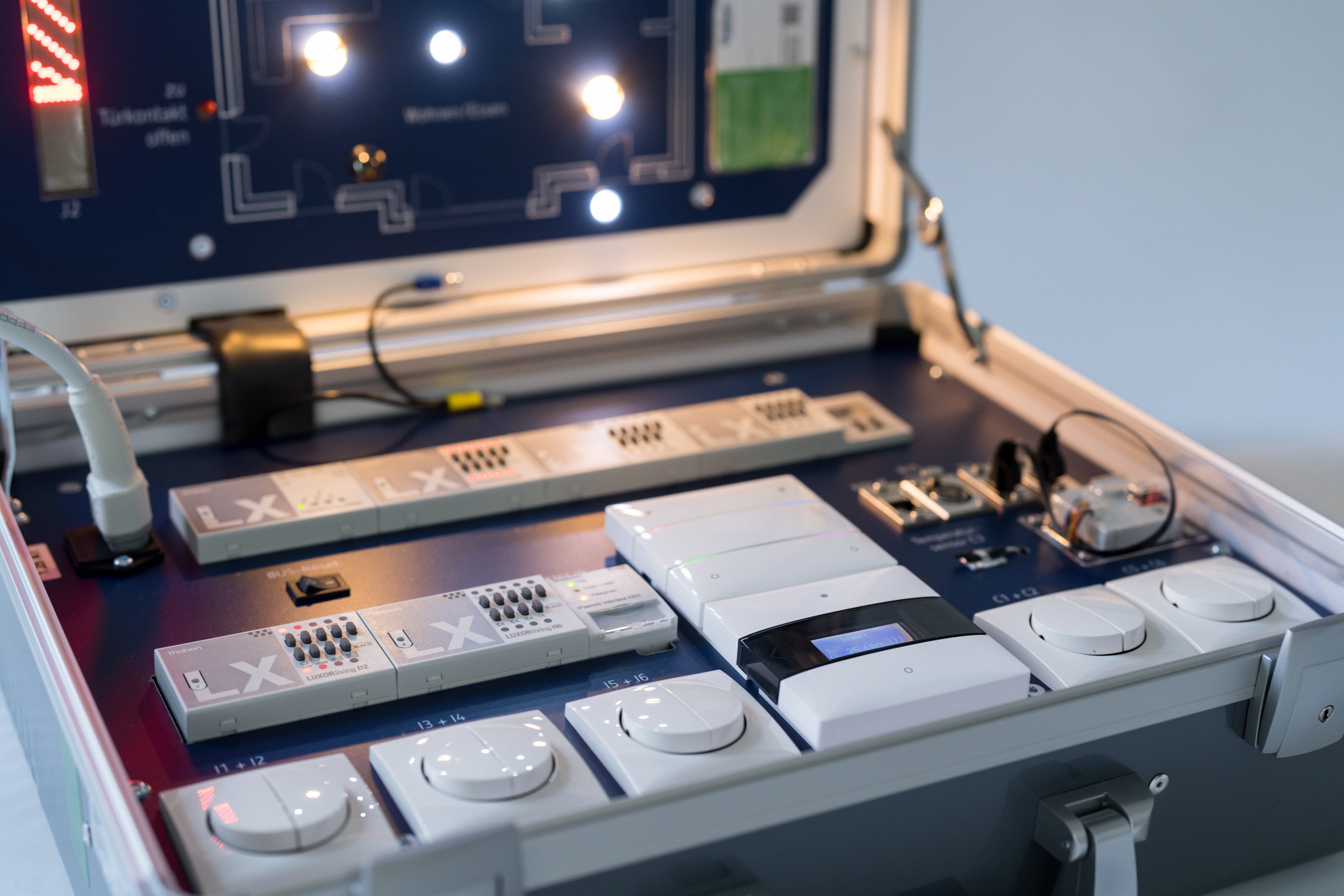 Smart Home KNX Training Case Smart Home KNX Training Case